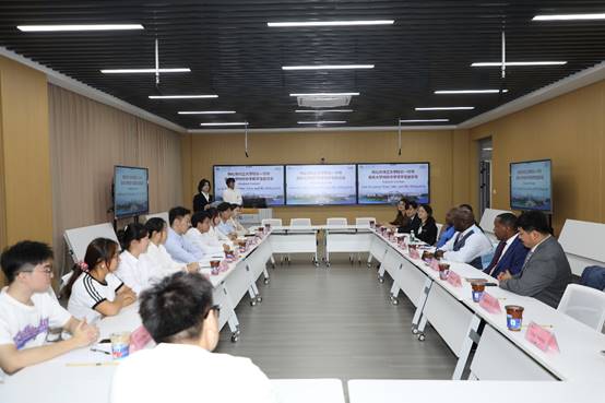 美国特拉华州立大学校长一行与我校特拉华学院学生座谈会